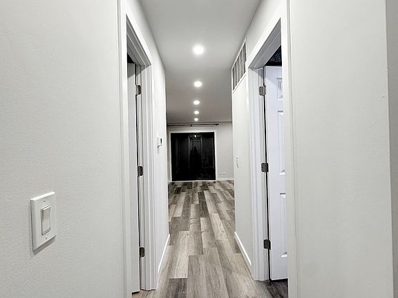 3rd image of 1168 Middlebury Ln #1168