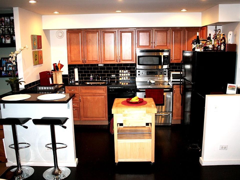 Kitchen (granite, breakfast bar)