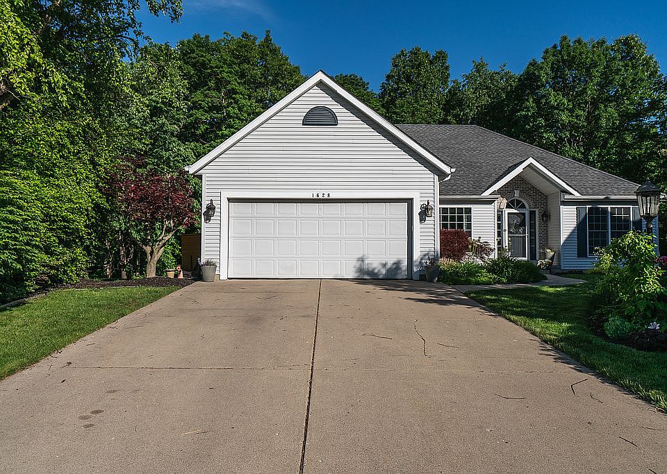1st image of 1628 Falconcrest Dr NE