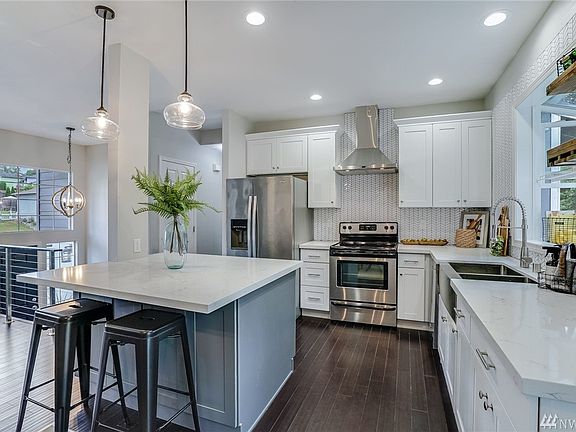 2nd image of 3327 Lake Dr