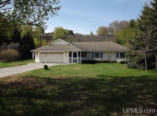 907 W Lakeshore Cir, Houghton, MI 49931
