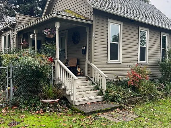 735 NW 2nd St, Grants Pass, OR 97526