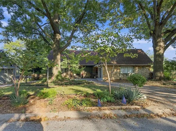 6825 Lakeshore Dr, Raytown, MO 64133