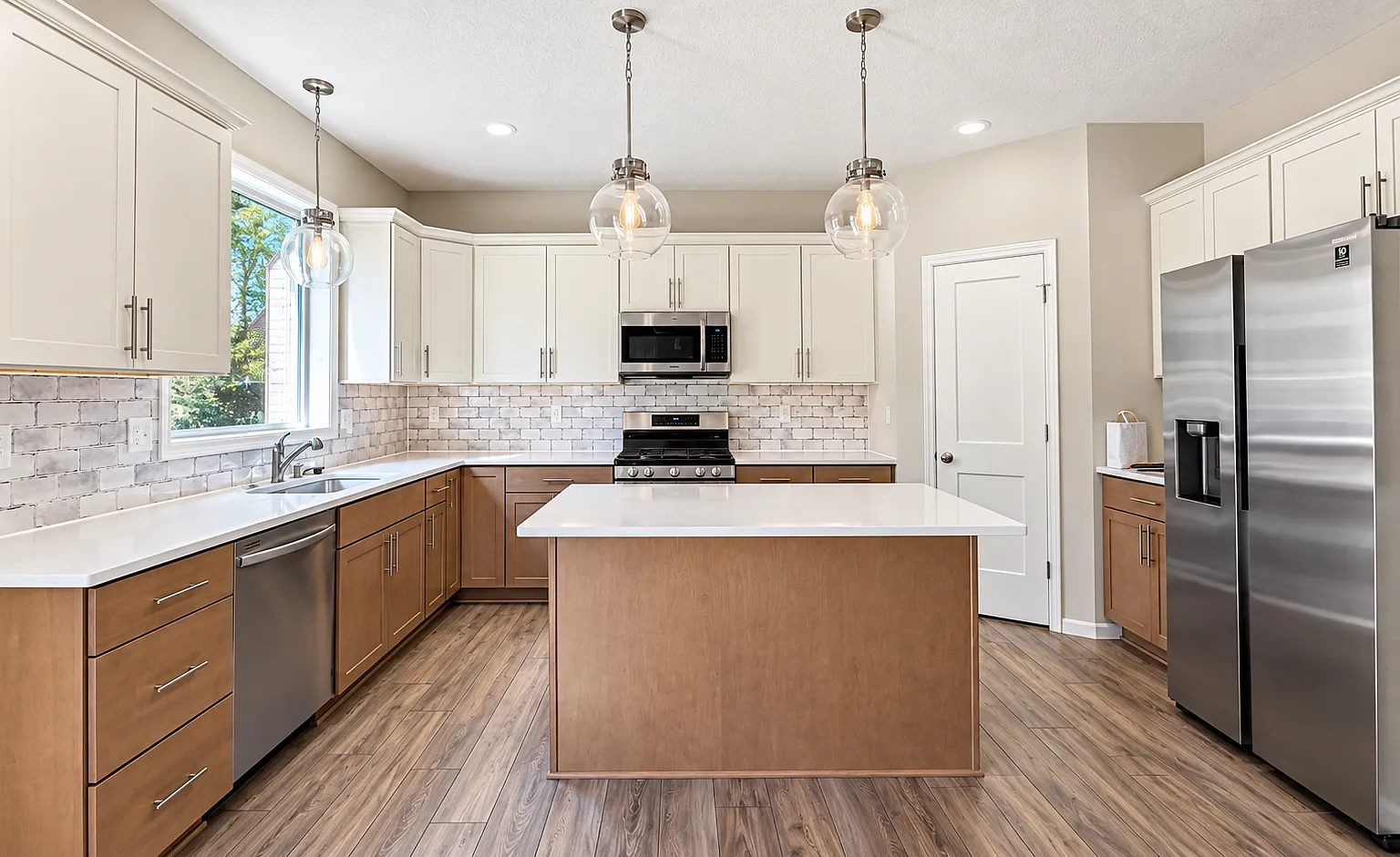 5 bed, 3430 sqft, $3,700 — Photo 1