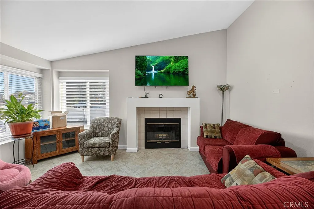 3 bed, 1232 sqft, $3,400 — Photo 3