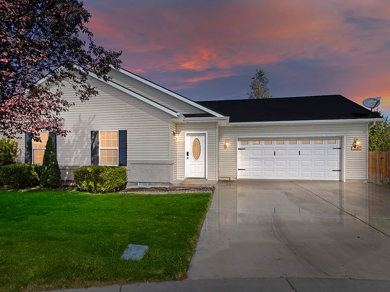 1544 Vista Dr — Photo 3