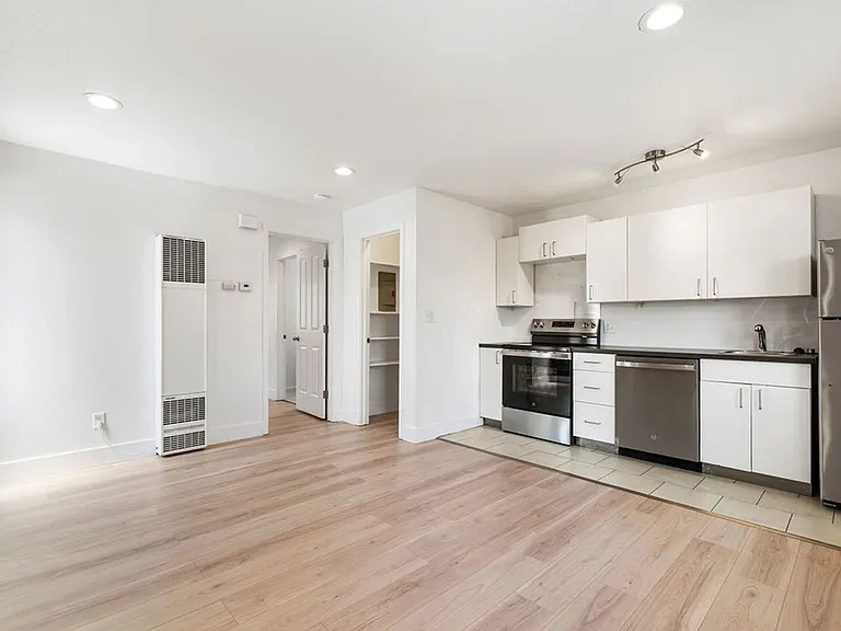 521 Sinclair St — Photo 3