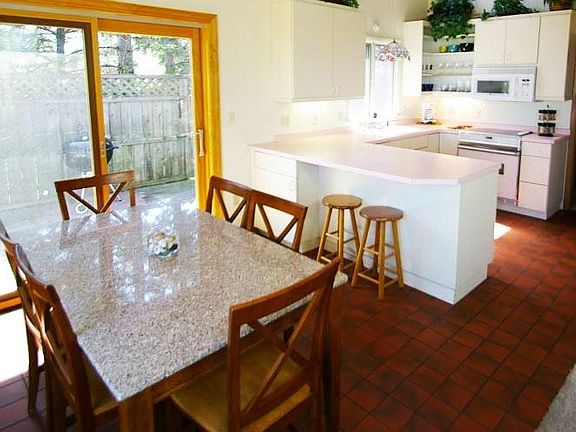 Dinning room table seats 6.