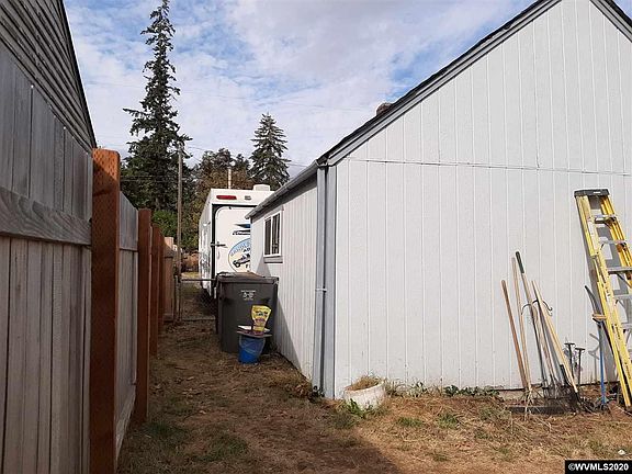 4th image of 1129 1st Ave