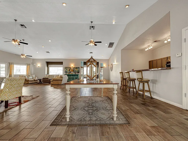 Cabana Club Apartments — Photo 6
