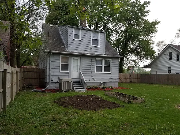 1576 College Ave — Photo 3
