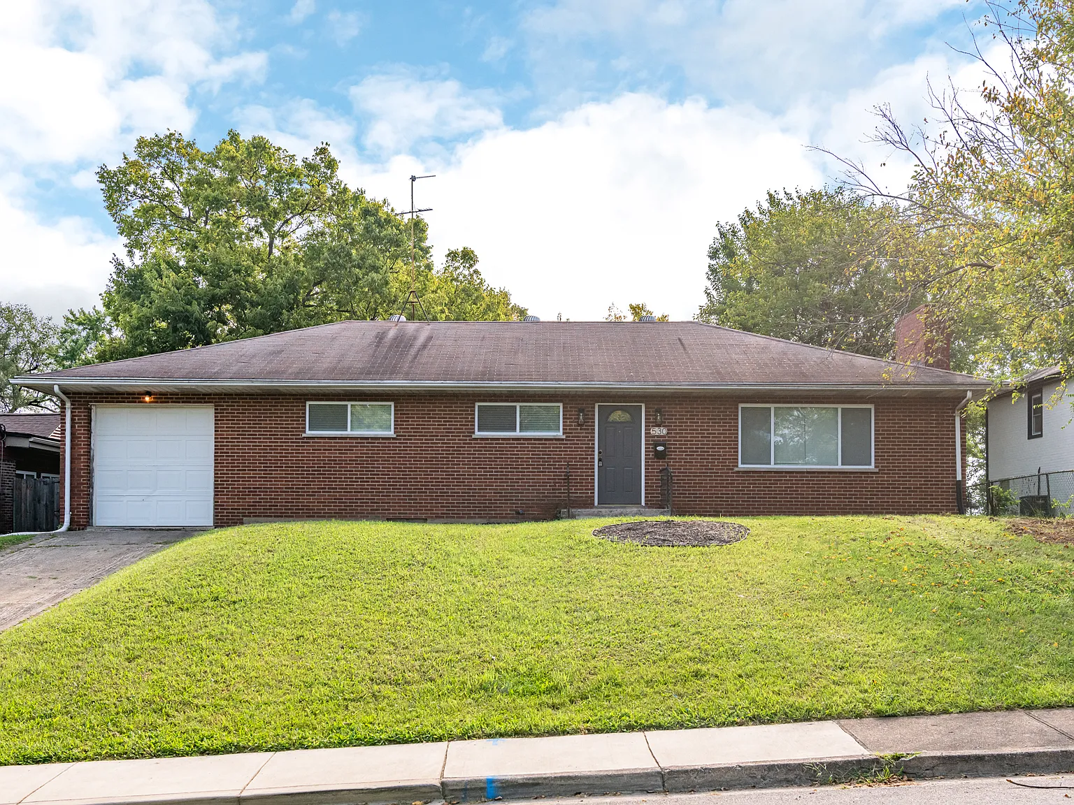 5 bed, 2400 sqft, $1,799 — Photo 2