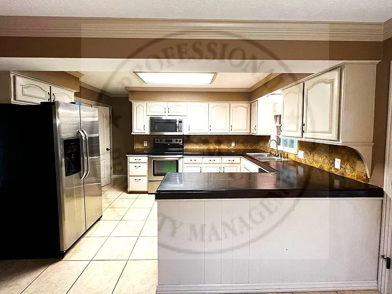 1905 S Ventura Ave — Photo 4