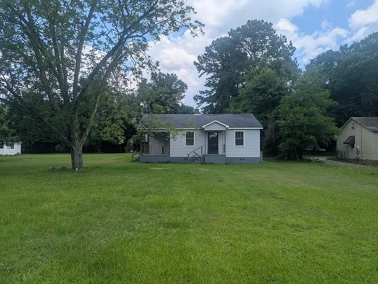 1920 Thomas Ln — Photo 1