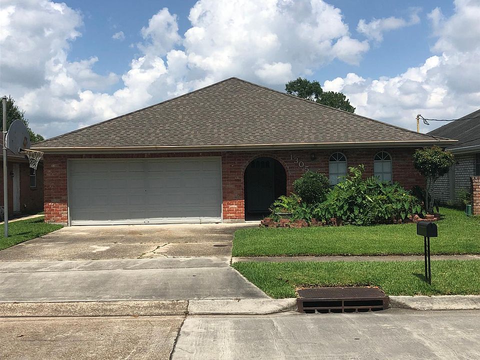 Street view of the double garage and alcove for front door entrance