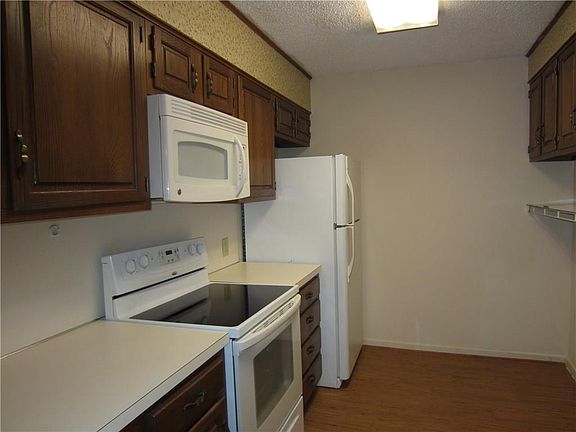 5th image of 17 Crossroads Dr