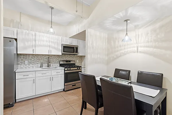 Sold by Thomas Lipovetsky, LREB | media 2