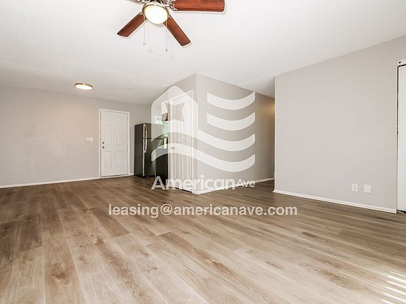1330160_003_living_room_4.jpg