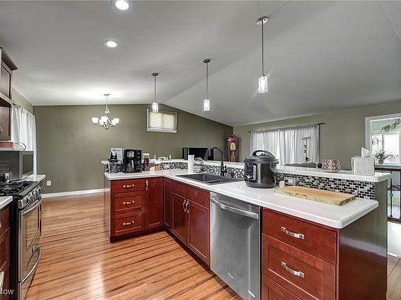 4th image of 376 Fairwood Cir