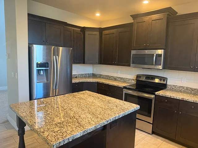 6 bed, 3.5 bath, 3461 sqft, $3,050 — Photo 4