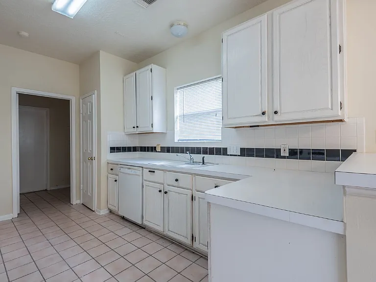 17030 Macleish Dr — Photo 3