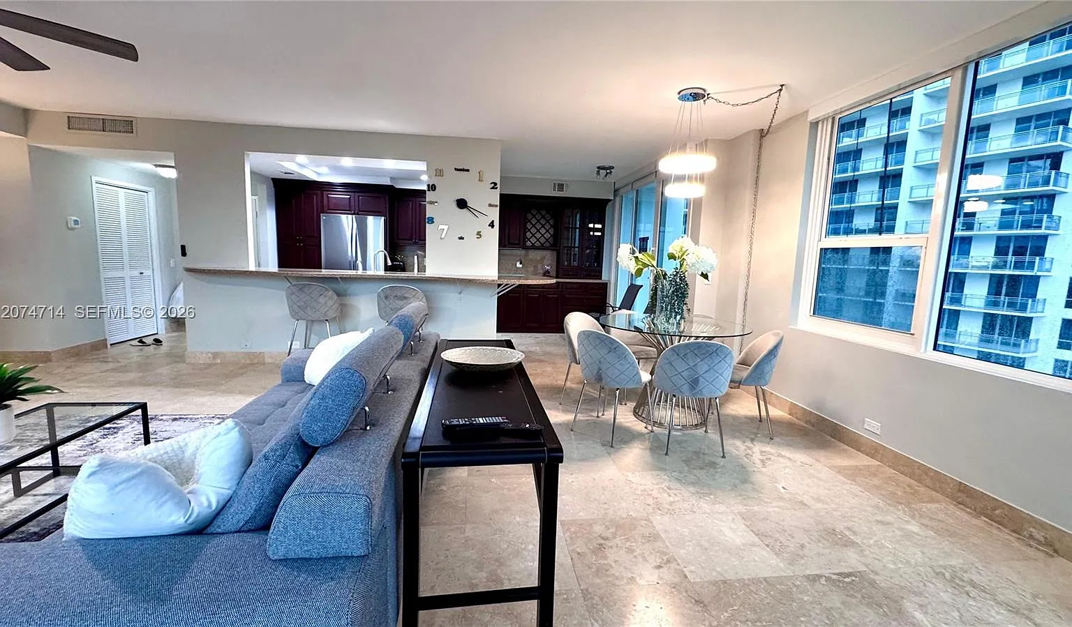 Alexander Towers Condo — Photo 4