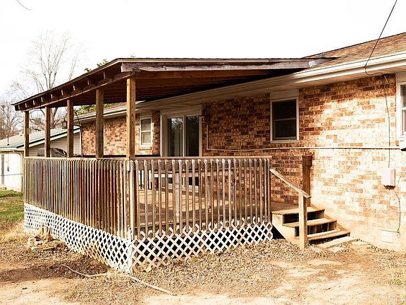 5th image of 818 Locust St