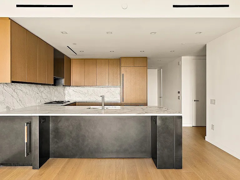 555 W 22nd St #9CW — Photo 3