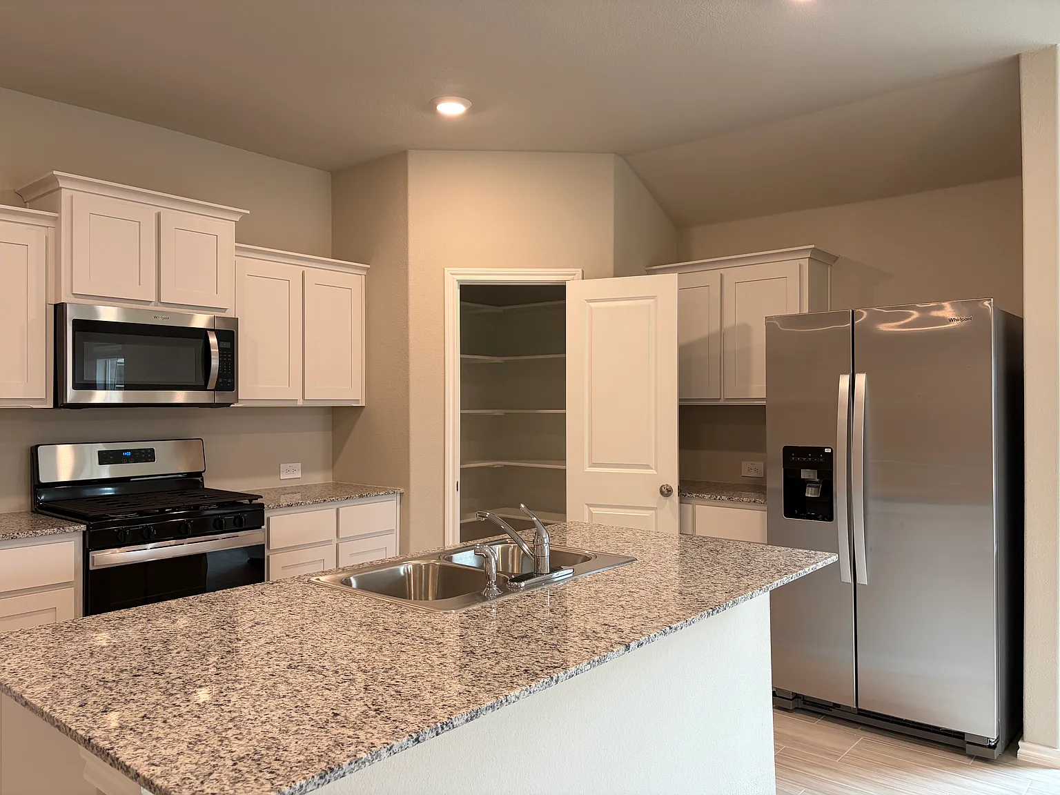 5 bed, 2091 sqft, $2,699 — Photo 2