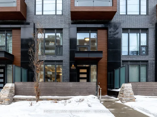 21 Park St E #Townhouse 05, Mississauga, ON L5G 0C2