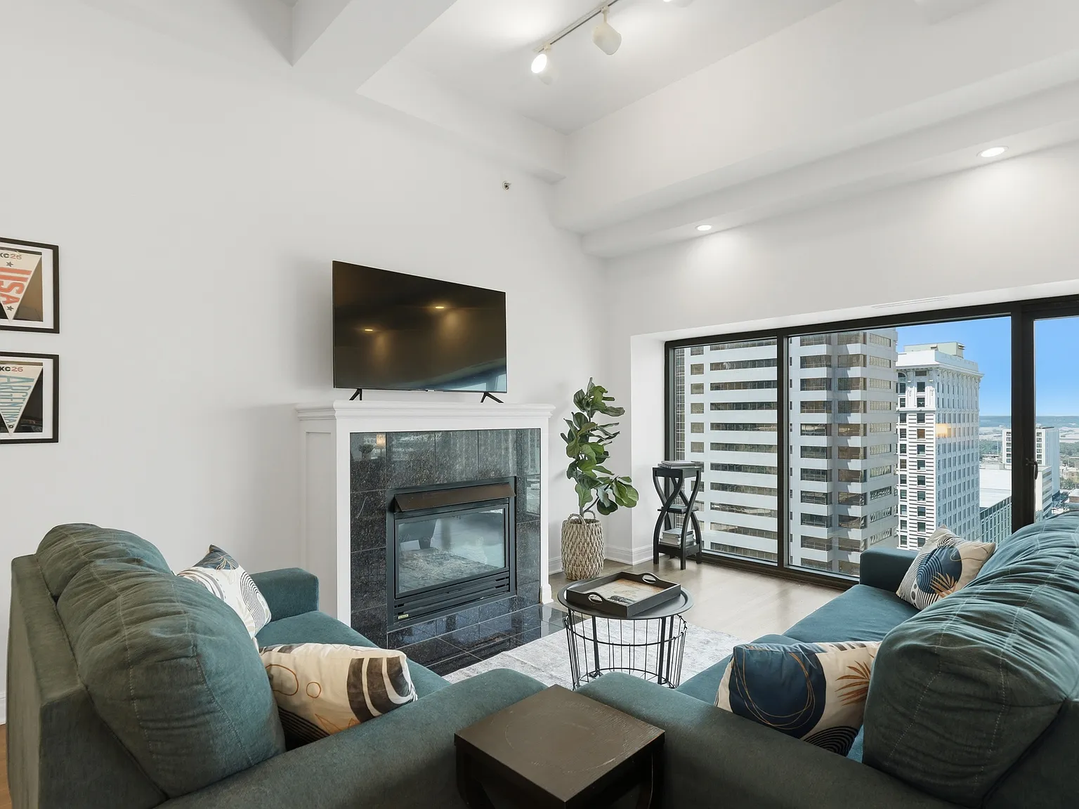 1 bed, 838 sqft, $2,200 — Photo 2