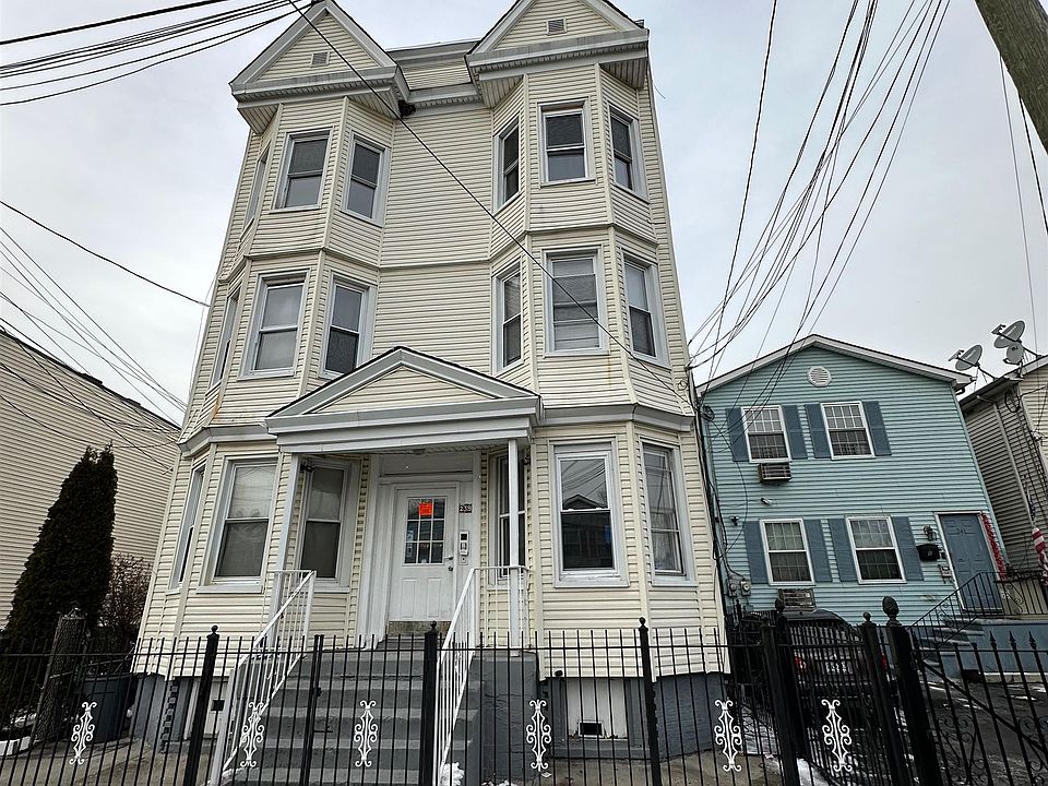 1st image of 239 Halladay St APT 3L