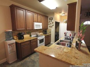910 Pine St APT C201, Floresville, TX 78114