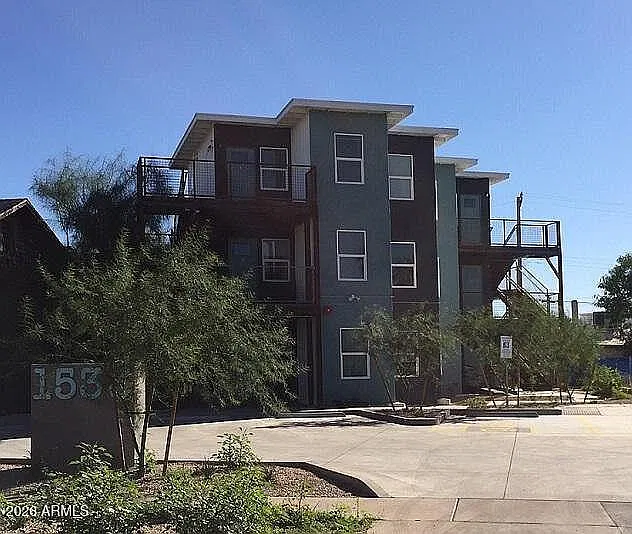 1533 W Pierce St — Photo 3