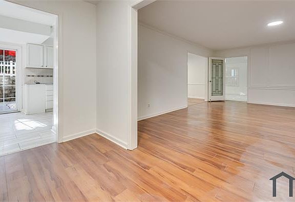 5th image of 2456 Leslie Dr NE