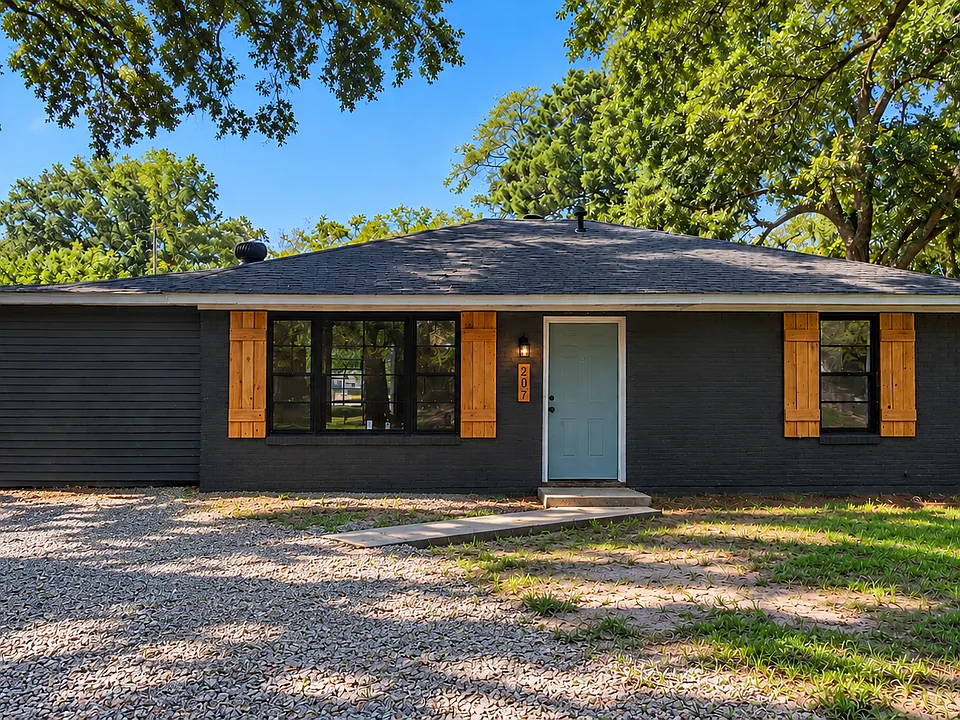 207 Rosewood Dr