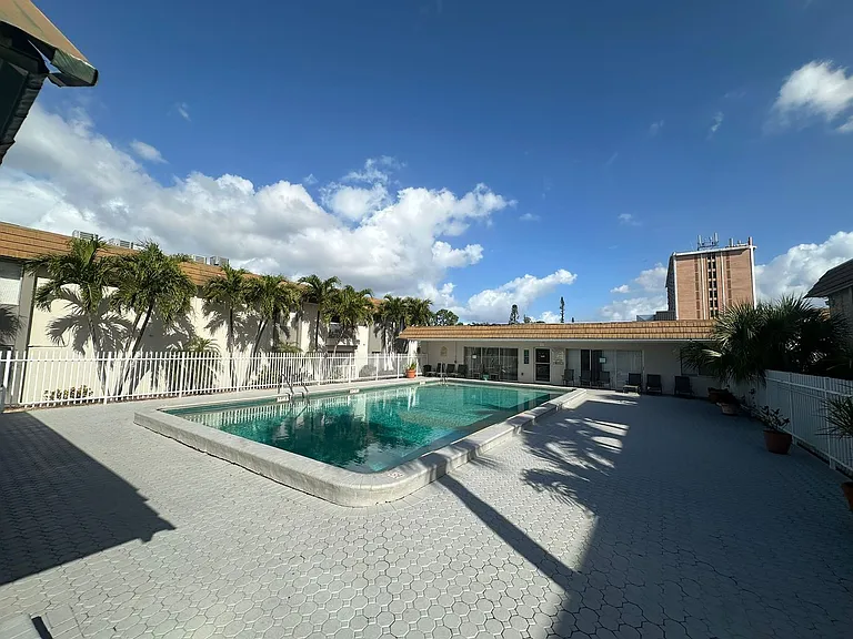 1830 Maravilla Ave #704 — Photo 18