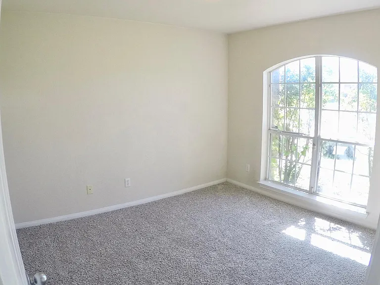 2705 Eastwood Dr — Photo 3