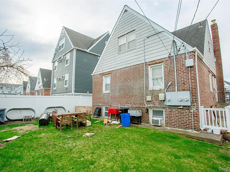 237 E Broadway #LOWER — Photo 15