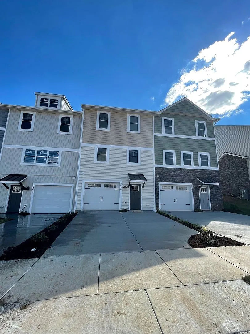 Spacious Luxury Townhome! Outstanding Location! — Photo 2