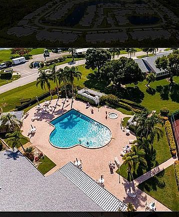 3rd image of 209 Grove Isle Cir
