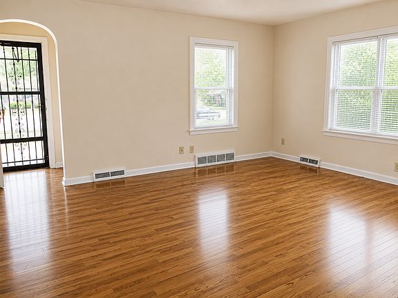 3rd image of 217 W Berry Ave