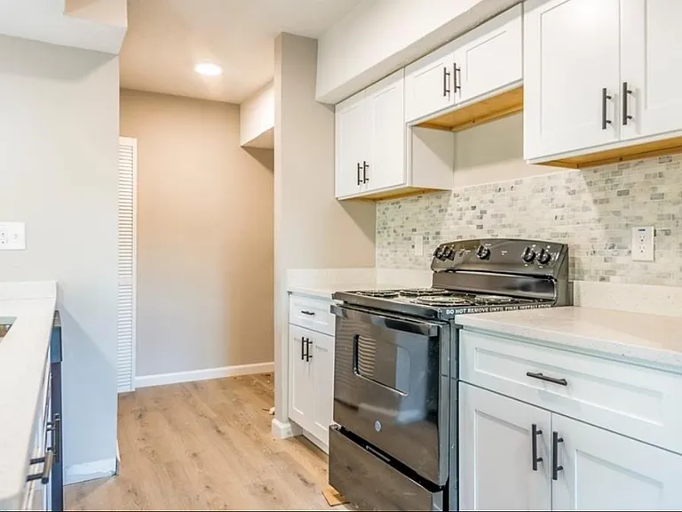 1321 Surrey Ln SW #1321 — Photo 7