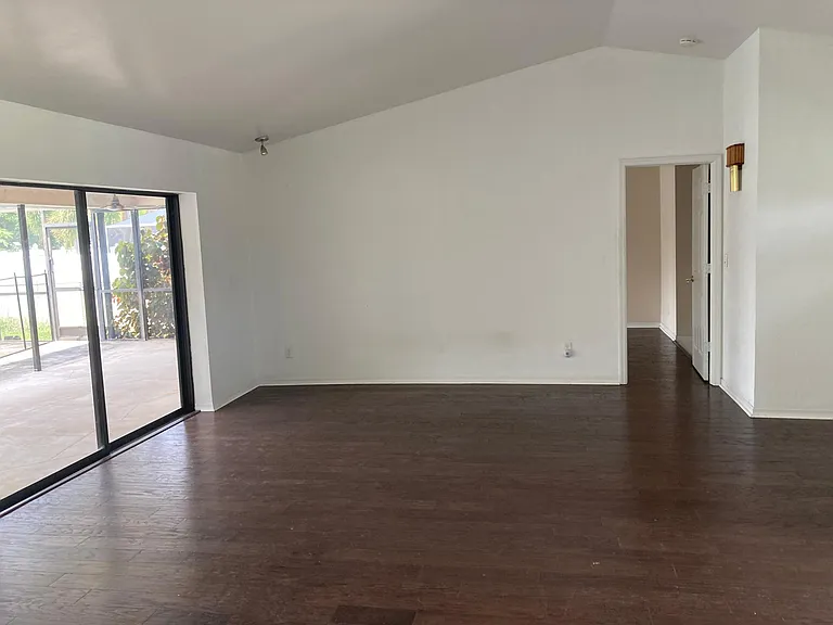 313 SE 33rd St — Photo 4