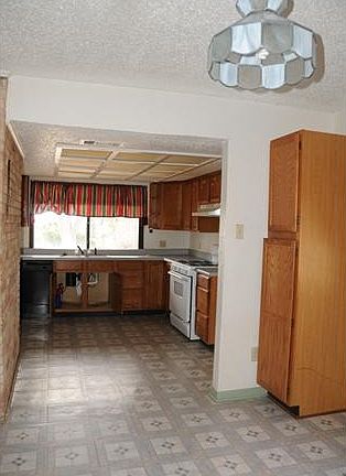 3rd image of 5105 Loyola Ln