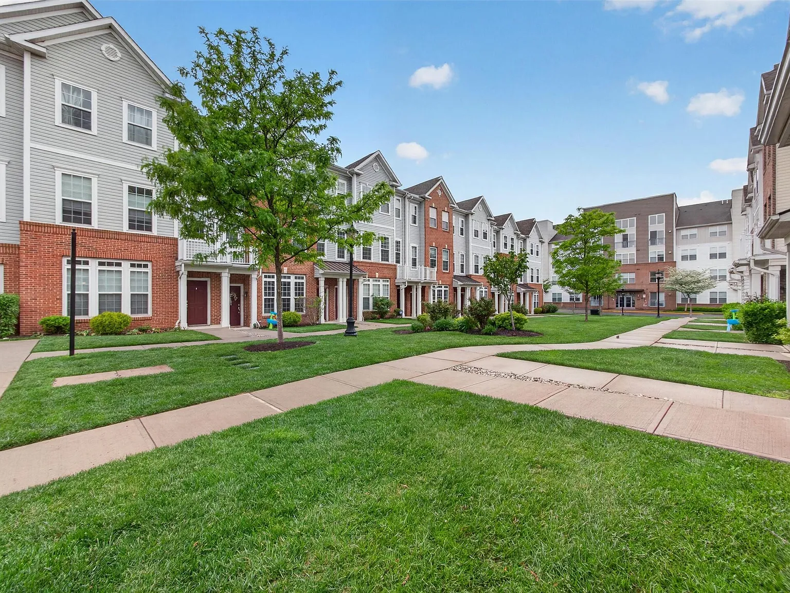 2 bed, 2.5 bath, 1771 sqft, $3,700 — Photo 2