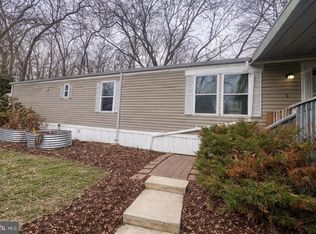 910 Lakeview Dr, Green Lane, PA 18054