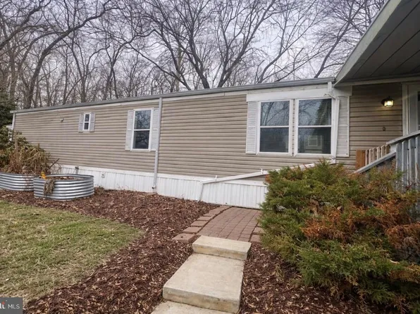 910 Lakeview Dr, Green Lane, PA 18054