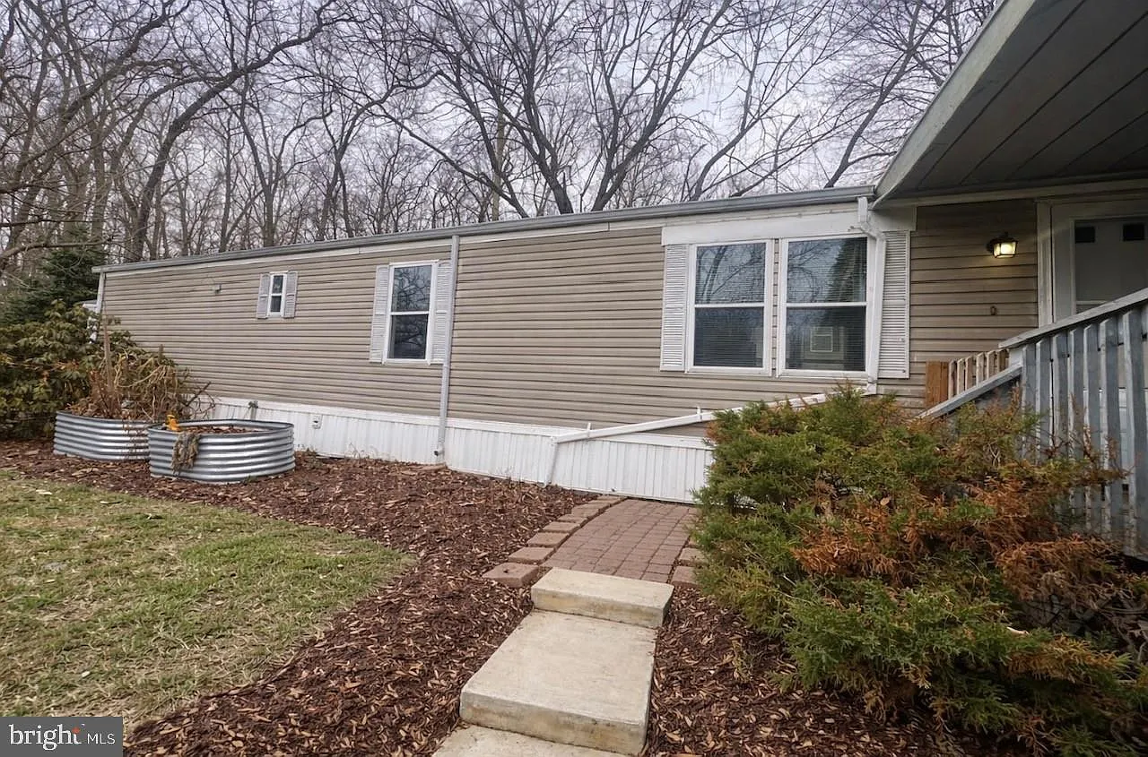 910 Lakeview Dr photo 1