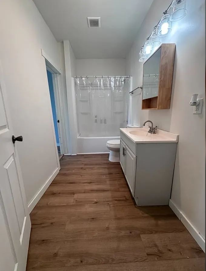 1200 W Summit Ave — Photo 3